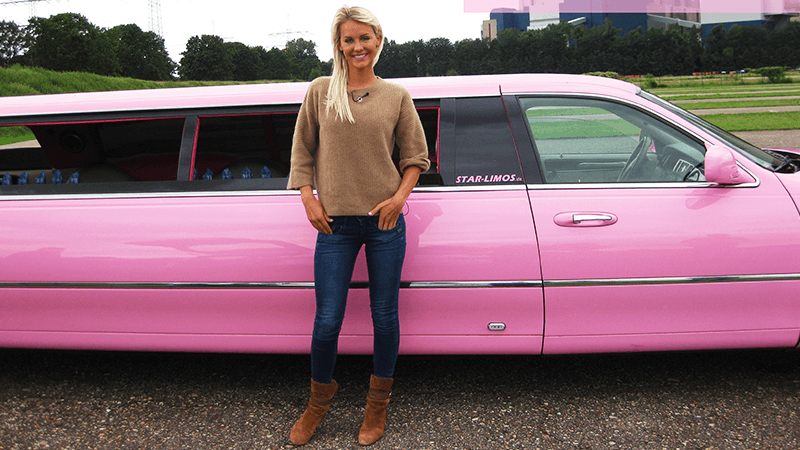 Model Daniela Sudau mit unserer pinken Limousine zum mieten in Köln und Umgebung