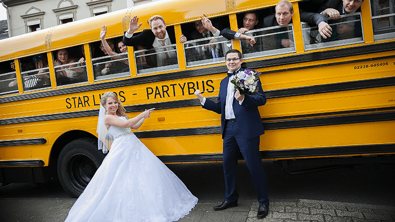 Hochzeitsfahrzeug als Partybus von Starlimos für den großen Auftritt