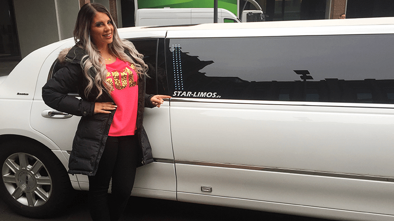 Dschungelkönigin 2018 Jenny Frankhauser mit unserer Luxus-Limousine