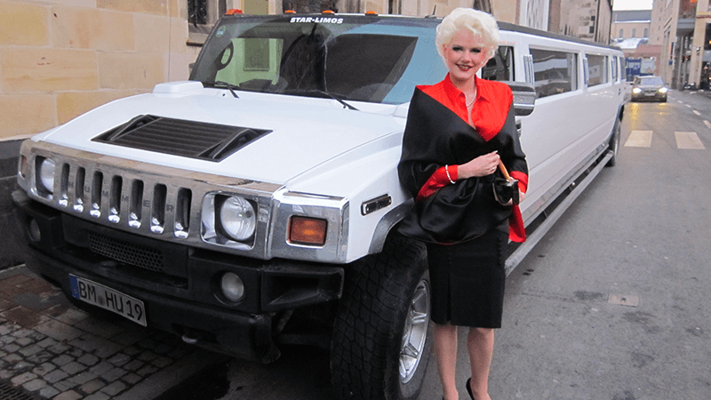 Star Melanie Müller in Köln mit weißer Hummer Limousine von Starlimos