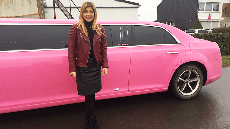 Panagiota Petridou mit der pinken Party-Limousine in Köln von Starlimos