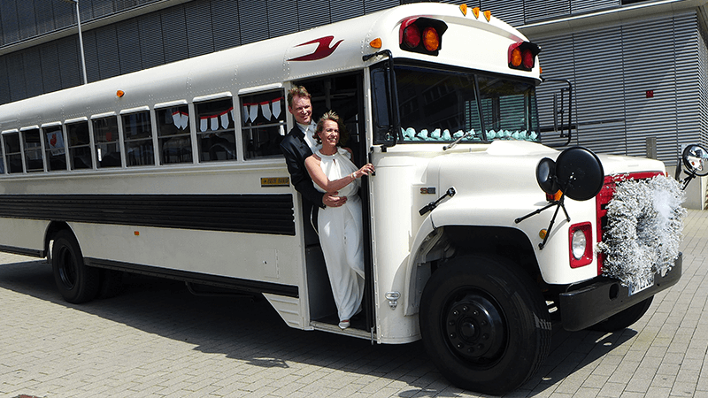 Als Hochzeitsfahrzeug einen besonderen weißen Schoolbus bei Starlimos gebucht