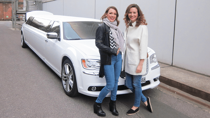 Carolin Kebekus und Katrin Bauerfeind mit der Luxus Limousine von Starlimos