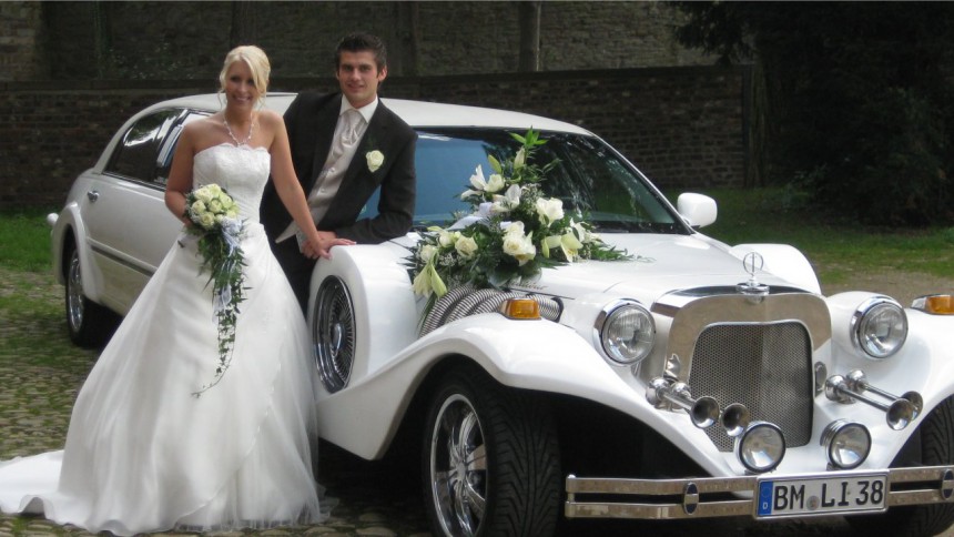 Excalibur Limousine mit Hochzeitspaar