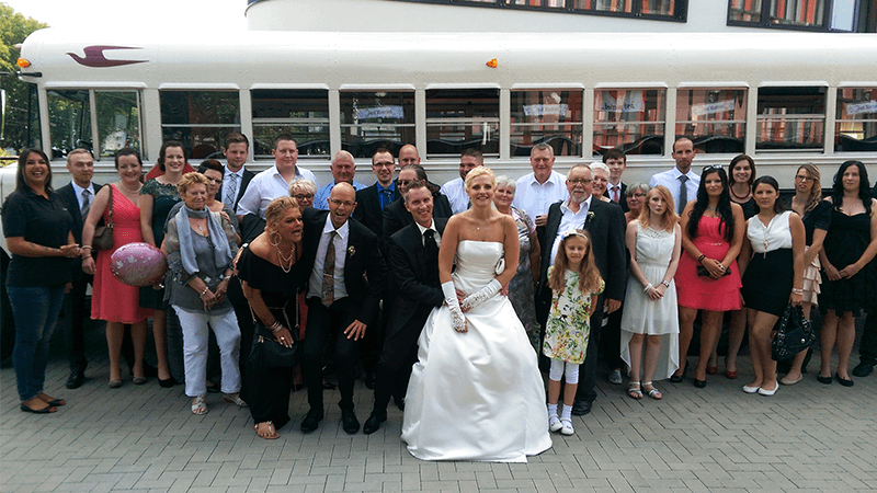 Weißer Hochzeitsbus als Hochzeitsfahrzeug für die Gesellschaft von Starlimos