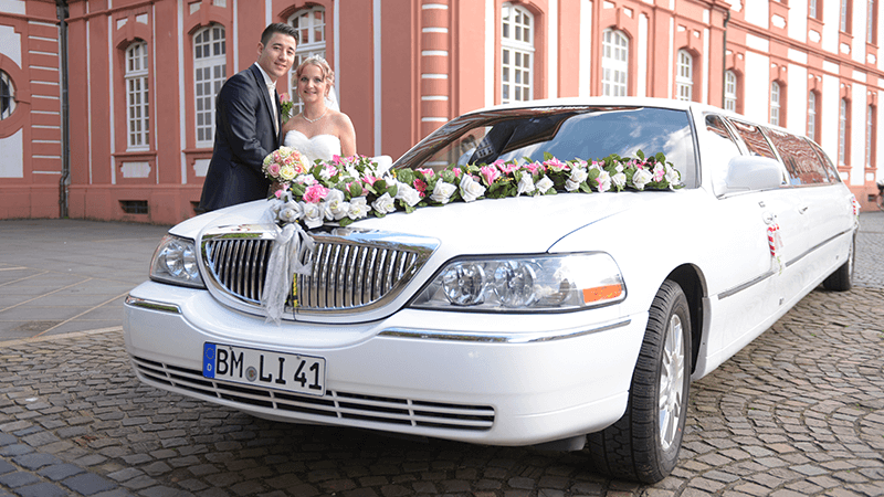 Hochzeitsfahrzeug als Limousine zum mieten mit frischen Blumen von Starlimos