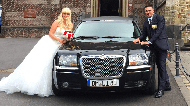 Schwarze Limousine als Hochzeitsfahrzeug mit Chauffeur bei Starlimos mieten