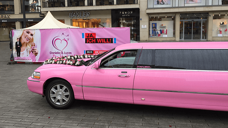 Pinke Limousine für Daniela Katzenberger bei der Promo-Aktion von RTL-2
